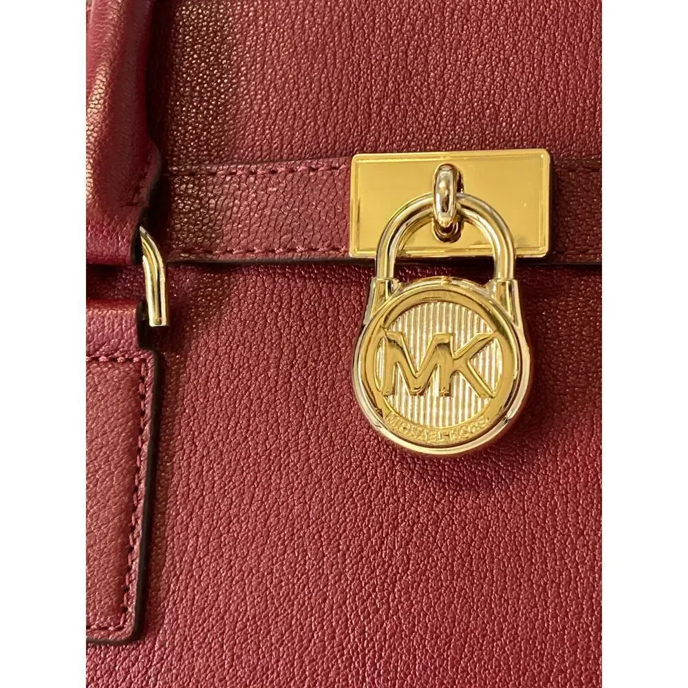 MICHAEL KORS, LARGE WINE LEATHER HANDBAG WITH LOCK CHARM.